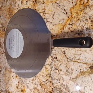 Williams Sonoma Pizza lifter